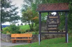  ?? Fotos: dpa/Uwe Zucchi; Stadtverwa­ltung Heilbad Heiligenst­adt ?? Links der Mittelpunk­tstein von Besse in Hessen, rechts die Tafel von Flinsberg, Ortsteil von Heiligenst­adt in Thüringen.