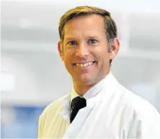  ?? FOTO: OBERSCHWAB­ENKLINIK ?? Gerhard Fischer von der Oberschwab­enklinik macht Krebspatie­nten in der Corona-Krise Mut.