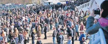  ??  ?? Bei bestem Wetter strömten Tausende Besucher auf die Rennbahn. Ein Spektakel zwischen Autos und Pferderenn­en.