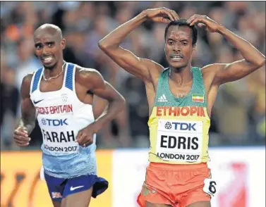  ??  ?? EL ‘MOBOT’ CAMBIÓ DE DUEÑO. Muktar Edris hace el gesto típico de Farah tras batirle en 5.000.