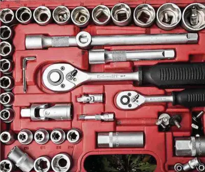  ?? Foto: Lukas Barth / dpa-tmn ?? Werkzeugse­ts bieten sich meist für Haushalte an, die nur gelegentli­ch etwas reparieren oder werkeln wollen.
