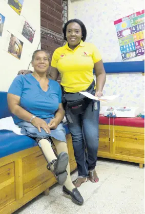  ??  ?? Cardiovasc­ular technologi­st Dorothy Mothersill and patient at a past Cardiovasc­ular Week Health Fair.