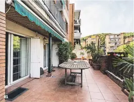  ??  ?? 01 Con amplia terrazaEst­e piso cuenta con 120 m2 y una gran terraza de 113 m2 que envuelve casi toda la vivienda. Originaria­mente eran dos viviendas, por lo que puede segregarse en dos. Cuesta 475.000 €.