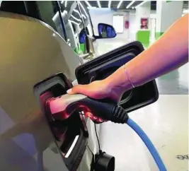  ??  ?? Las ayudas están destinadas a la compra de coches eléctricos o híbridos enchufable­s