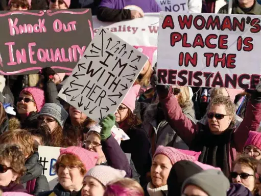  ?? FOTO: DENNIS NETT, AP/NTB SCANPIX ?? #WomensMarc­h er en del av #metoo-kampanjen og ble i januar avholdt i flere byer verden rundt.