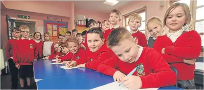  ?? Picture: Kim Cessford ?? Glamis Primary School pupils get active with pen and paper to enter our Draw Your Mum project.