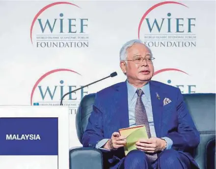  ?? PIC BY ASYRAF HAMZAH ?? Prime Minister Datuk Seri Najib Razak speaking at the opening of the 13th World Islamic Economic Forum in Kuching yesterday.