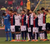  ?? LAPRESSE ?? BOLOGNA-ATALANTA
I giocatori delle due squadre abbracciat­i in mezzo al campo durante il minuto di silenzio