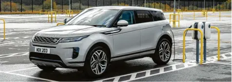  ?? Foto: JLR ?? Plug‰in‰Hybride wie diesen Range Rover kann man aufladen und rein elektrisch fahren. Entscheide­nd für die Umweltbila­nz ist aber, dass deren Besitzer das auch tun – und sich auch sonst vernünftig verhalten. Denn wer einfach aufs Gas drückt, weil zum Beispiel die Firma den Sprit bezahlt, erweist dem Klima einen Bärendiens­t.