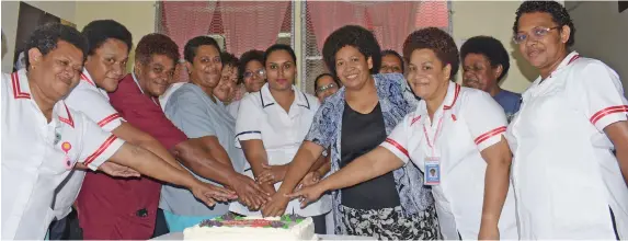  ?? Photo: Ronald Kumar ?? Nurses at the Colonial War Memorial Hospital maternity unit cut a cake to mark Internatio­nal Nurses Day on May 12, 20202.