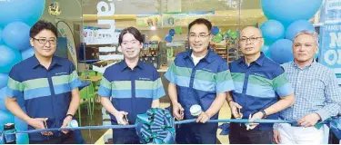  ??  ?? FamilyMart VP for operations Norio Suwa, FamilyMart general manager Roald Yap, FamilyMart president Henry Albert Fadullon, FamilyMart CFO Magtanggol Bawa in the new uniforms designed by Rajo Laurel and Central Malls Area head Joseph Reyes