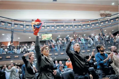  ??  ?? Legislador­es opositores clamaron ayer contra el “¡Fraude!” en sesión de la Asamblea Nacional, en Caracas.