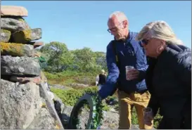  ??  ?? TYDER STEN. För museichef Håkan Jorikson från Grenna museum och hans hustru Ann-Louice var besöket på Eskören en upplevelse.