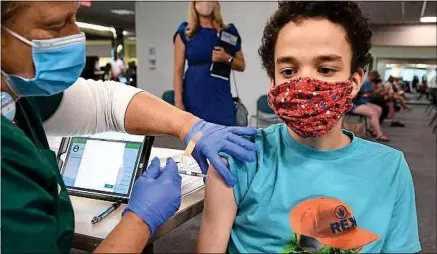  ??  ?? Les 12-18 ans pourront se faire vacciner à partir du 15 juin (ici aux Etats-Unis), a annoncé Emmanuel Macron mercredi.