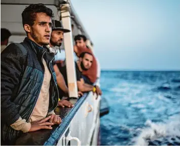  ?? Foto: Olmo Calvo, afp ?? Europa im Blick: Noch immer wollen zehntausen­de Menschen auf dem Seeweg in die EU gelangen.