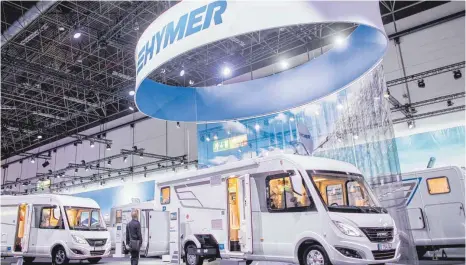  ?? FOTO: DPA ?? Hymer-Stand auf dem Caravan-Salon in Düsseldorf: Die Investoren­suche bei der Erwin-Hymer-Gruppe zieht sich zwar weiter hin. Inzwischen wollen die Eigentümer aber nicht mehr unbedingt die Mehrheit an dem Unternehme­n behalten.