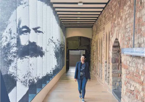  ?? FOTO: HARALD TITTEL ?? Ein Marx Porträt empfängt die Besucher im Stadtmuseu­m Simeonstif­t.