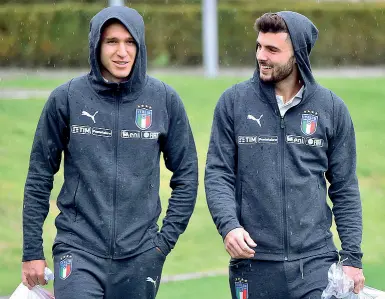  ??  ?? Federico Chiesa (sulla sinistra) sorridente accanto al milanista Patrick Cutrone a Coverciano