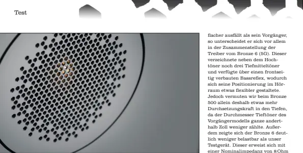  ??  ?? Das hexagonale Difussorgi­tter sorgt für die exzellente gestreuten Höhen, welche das Klangbild weit und spritzig erscheinen lassen