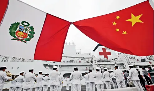  ?? VCG ?? 26 de diciembre de 2015. Despedida en el puerto del Callao en Perú al buque médico de la Armada Naval de China.