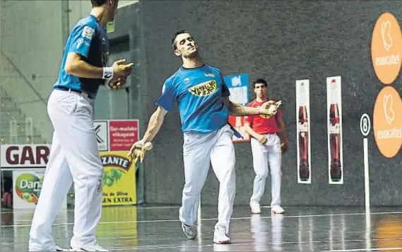  ?? FOTO: MIREYA LÓPEZ ?? Jon Ander Albisu arma un pelotazo durante el primer partido de la liguilla de semifinale­s del Parejas, con Laso a su derecha y Aranguren de fondo