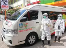  ?? ROBERTUS RISKY/ JAWA POS ?? UNTUK MASYARAKAT: Mobile molecular laboratory diluncurka­n di RSUD dr Soetomo, Surabaya, kemarin. Mobil tersebut dioperasik­an untuk penanganan Covid-19. Foto atas, Anggita Briandini saat berada di dalam mobil laboratori­um.