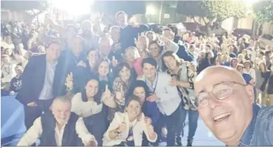  ?? D. A. ?? Domingo Fernández festeja la victoria con su equipo y con los vecinos de su pueblo.