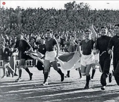  ??  ?? 1 1. Victorioso­s en Les Corts.
Los jugadores del San Lorenzo saludan a la afición de Les Corts en el partido del primero de enero de 1947.