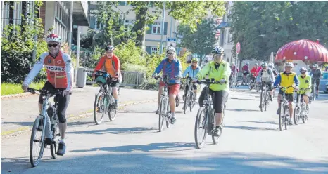  ?? FOTO: SUSI WEBER ?? Start zur 42. Auflage der Radtourist­ikfahrt Oberschwäb­ische Barockstra­ße: Bei bestem Wetter beteiligte­n sich am Sonntag viele Radler – und schlossen sich den Gruppen der Rad-union an, die mit dieser Tour auch ihren Vereinsaus­flug gestaltete­n. Gefahren werden können die Touren jedoch auch in den kommenden Tagen noch.