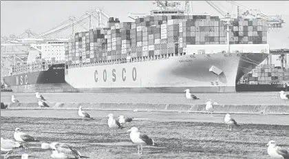  ??  ?? El barco carguero chino Cosco espera en el puerto de Oakland, California. El déficit comercial de Estados Unidos con China llega 347 mil millones de dólares ■ Foto Ap