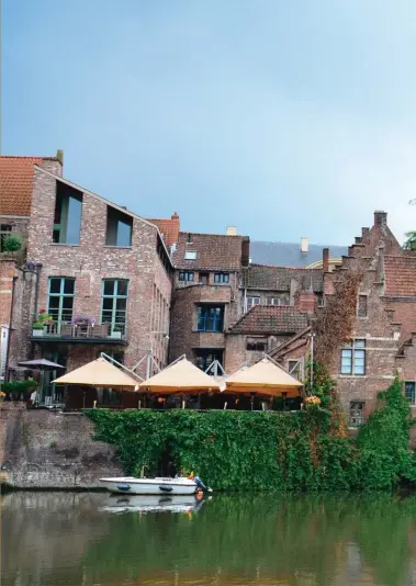  ??  ?? Les canaux qui cernent et traversent Bruges contribuen­t au charme du centre-ville historique.