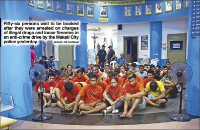  ?? MIGUEL DE GUZMAN ?? Fifty-six persons wait to be booked after they were arrested on charges of illegal drugs and loose firearms in an anti-crime drive by the Makati City police yesterday.
