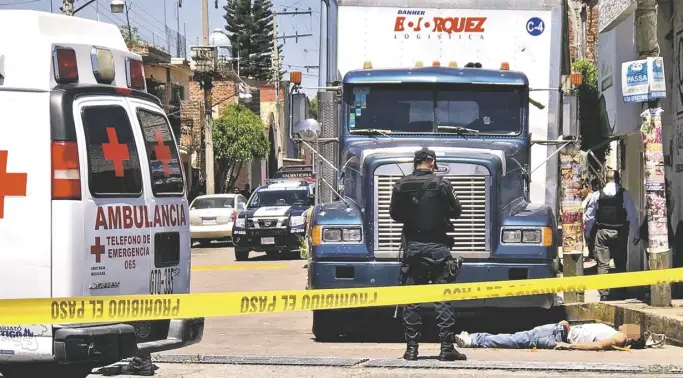  ??  ?? Uno de
los cuerpos quedó tirado frente a un camión de carga.