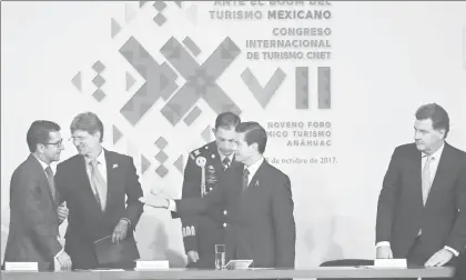  ??  ?? El presidente Enrique Peña Nieto inauguró ayer el 17 Congreso Internacio­nal de Turismo. En la imagen, el mandatario es flanqueado por el empresario Alberto Torrado, el secretario de Turismo, Enrique de la Madrid Cordero, y Pablo Azcárraga, de Grupo...