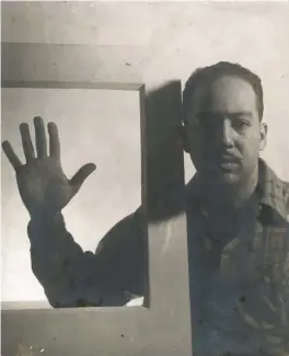  ??  ?? Gordon Parks (1912-2006), Langston Hughes, Chicago, 1941. Gelatin silver print, 131/8 x 10 5/8 in. National Gallery of Art, Washington. Avalon Fund. Courtesy and © The Gordon Parks Foundation.