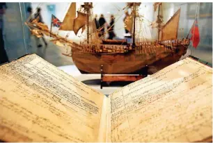  ?? FOTO: DPA ?? In dieses Buch notierte der Seefahrer James Cook seine Eindrücke auf See.