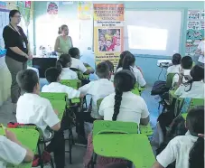  ??  ?? CHARLA. Alumnos de la escuela Santa Marha y capacitado­res de la Municipali­dad durante la actividad.