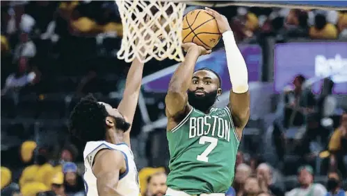  ?? Twi Ter/ SOHN / AP ?? Jaylen Brown (Celtics) llança a cistella davant l’oposició d’Andrew Wiggins (Warriors)