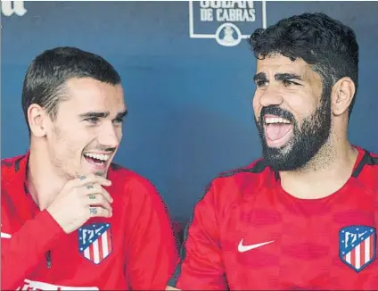  ?? FOTO: EFE ?? Antoine Griezmann y Diego Costa, bromeando en el último partido de la temporada disputado por el Atlético ante el Eibar