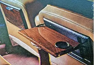  ?? ?? Walnut trays fold down from the back of the seats in the Allegro Vanden Plas 1500