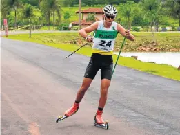  ??  ?? No asfalto. Victor Santos simula as condições do esqui cross country