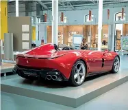  ?? ?? Stile A sinistra, un’installazi­one all’ingresso del museo. Sopra, un esemplare di Ferrari Sp1 in esposizion­e. Sotto, un’immagine dell’interno del museo