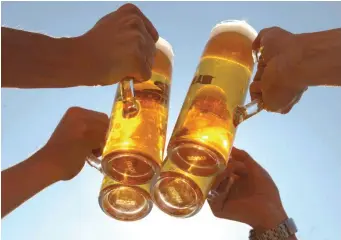  ?? FOTO: DPA ?? Hoch die Gläser, hoch die Preise: Mittelstän­dische Brauereien behaupten sich am schrumpfen­den deutschen Biermarkt mit ihren teuren Produkten gegen die Sonderange­bote großer Brauereiko­nzerne.