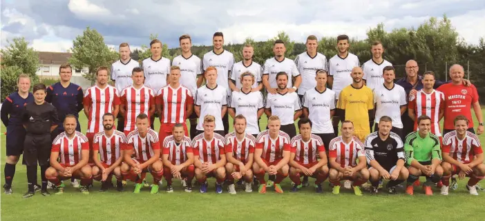  ?? FOTO (7): KARL-HEINZ BODON ?? Vor dem Freundscha­ftsspiel stellten sich Teams, Schiedsric­hter und Betreuer SZ-Fotograf Karl-Heinz Bodon