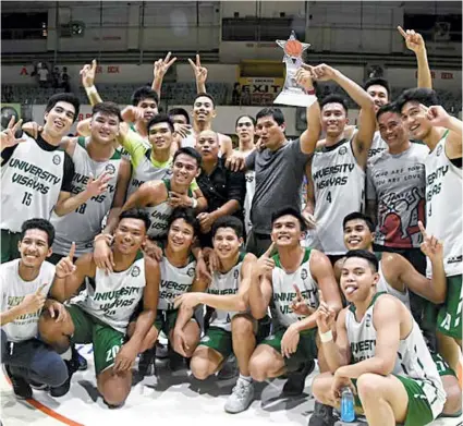  ?? SUNSTAR FOTO/RUEL ROSELLO ?? CHAMPIONS AGAIN. The University of the Visayas Green Lancers celebrate with their trophy after completing a sweep of UC in their Partners Cup finals.