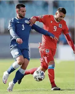  ?? Fotos: Ben Majerus ?? Danel Sinani ist beim Heimspiel gegen Zypern um Christos Wheeler (l.) nicht aufzuhalte­n.