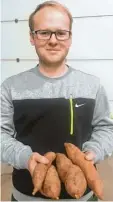  ?? Foto: Bucher ?? Daniel Bucher präsentier­t die Süßkartof feln, die er geerntet hat.