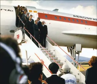  ?? AssociAtio­n AiRitAge ?? 14 décembre 1971 : le président de la Snias Henri Ziegler (premier plan à droite sur la passerelle) vient de faire visiter Concorde à Nixon, quelque peu amer d’avoir dû abandonner le SST au mois de mars.