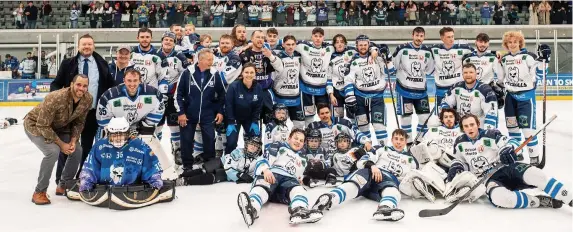  ?? Pictures: Dan Pettitt ?? The Pitbulls players and coaching staff pose for a post-game celebrator­y photo