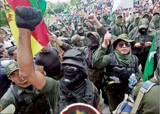  ??  ?? LA PAZ. Marchas y tensión en las calles de la capital de Bolivia. Al fraude electoral le siguió un golpe de Estado.